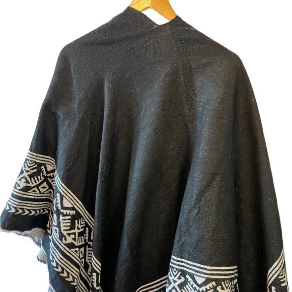 Grey & Cream Printed Fringe Bottom Soft Oversized Wrap Shall One Size - Picture 4 of 5